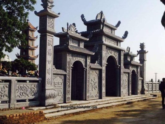 Cổng tam quan đá được làm từ loại đá gì?