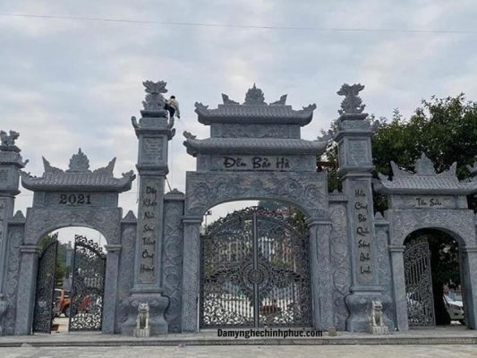 Cổng tam quan đá là gì?