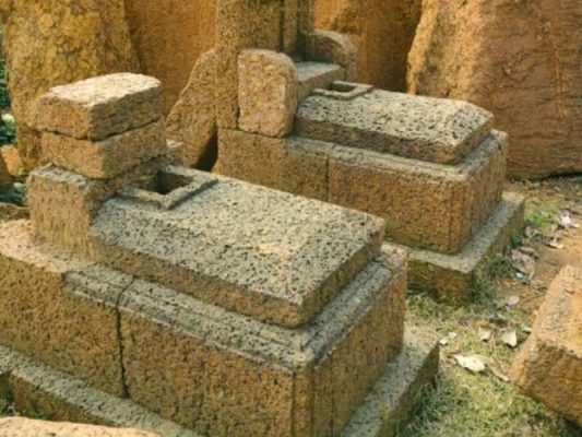 Địa chỉ chuyên thi công mộ đá ong giá tốt, uy tín ở đâu